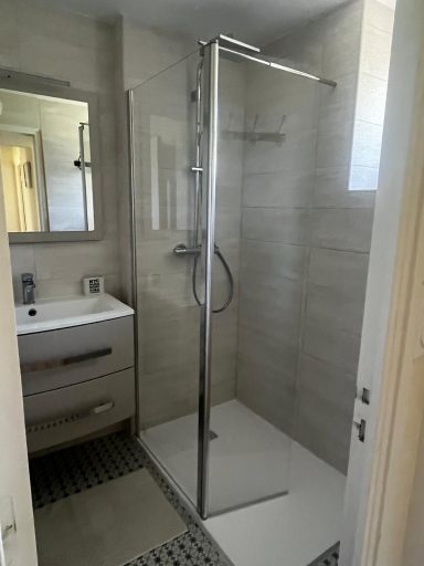 Salle de bain Salle de bains moderne avec douche à l'italienne et lavabo intégré.